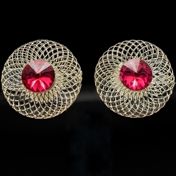 RETRO-VINTAGE Wire Formed Silver Toned Clip On Earrings with Hot Pink Rhinestone - Picture 1 of 6